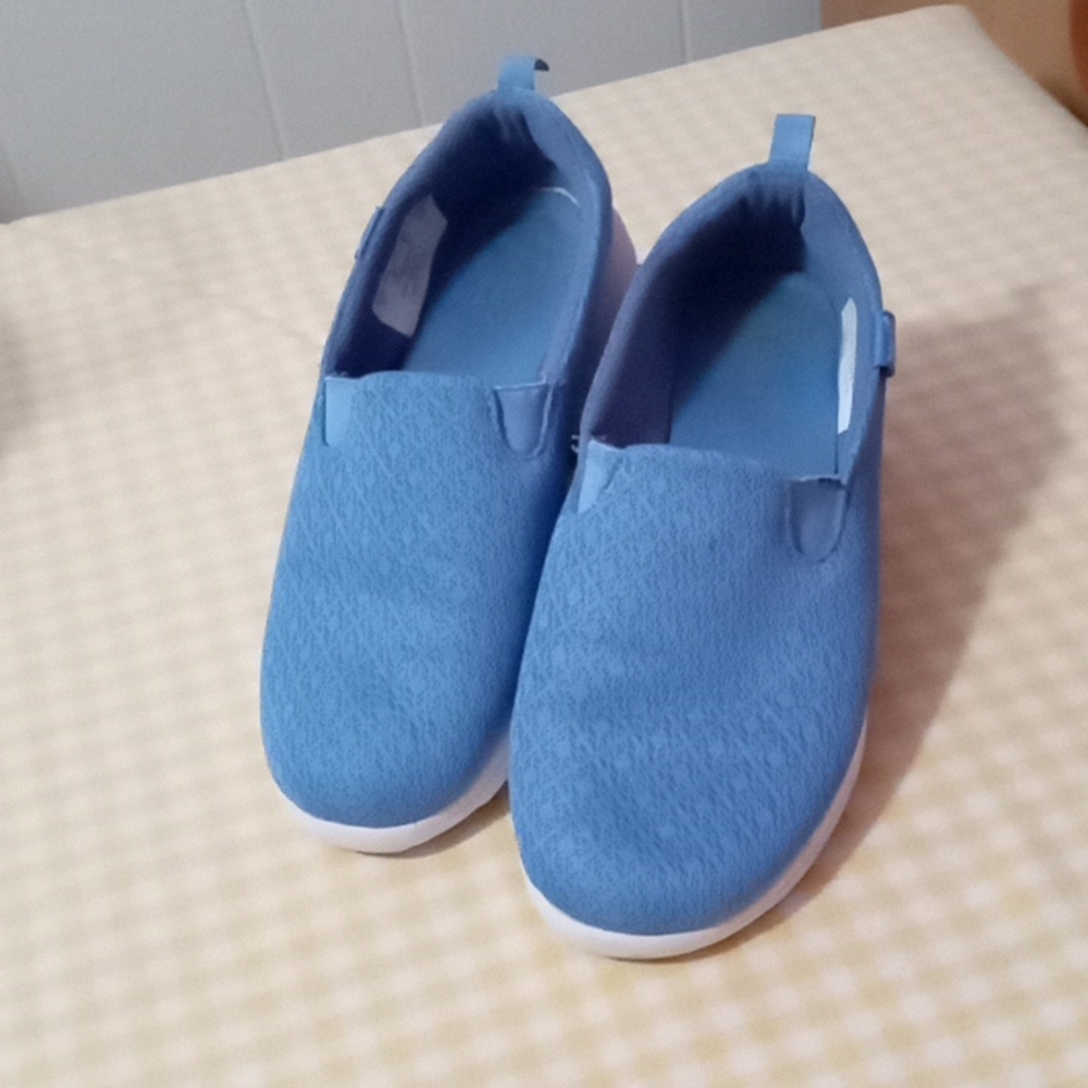 💀 Size 9 women's slip-on shoes, generic brand. Make me an offer!